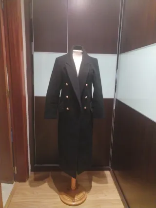 Abrigo largo negro botones dorados