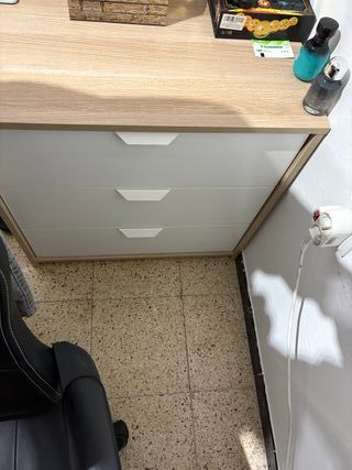 Cómoda de madera y plástico