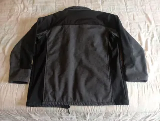 Chaqueta gris y negra