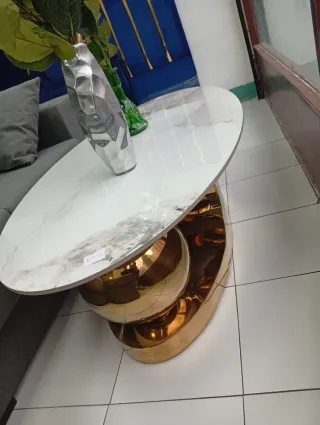 Mesa ovalada mármol y metal