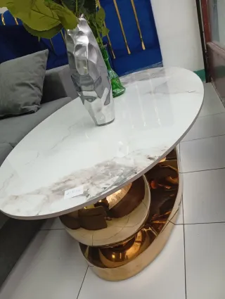 Mesa ovalada mármol y metal