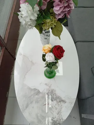 Mesa ovalada mármol y metal