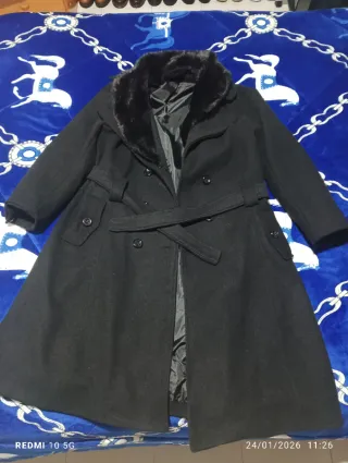 Abrigo largo negro con cuello de pelo