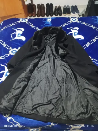 Abrigo largo negro con cuello de pelo