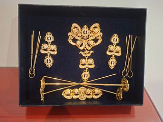 Aderezo fallero dorado con pedrería