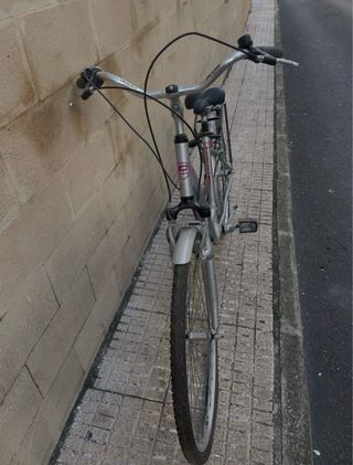 Bicicleta de paseo Quer plateada