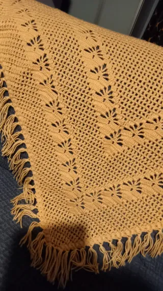 Sciarpa uncinetto color senape con frange