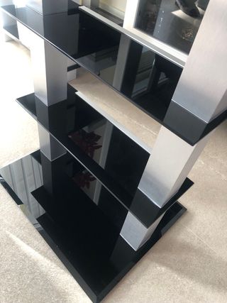 Estantería moderna aluminio y cristal negro