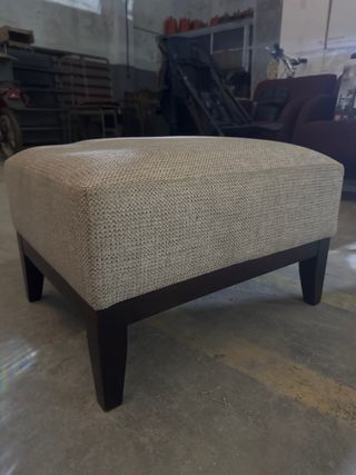 Reposapiés de tela y madera beige
