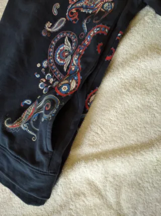 Sudadera azul con estampado paisley