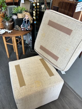 Puff tapizado beige