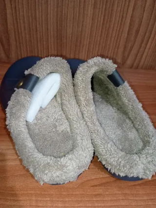 Zapatilla de casa azul con forro beige