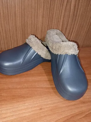 Zapatilla de casa azul con forro beige