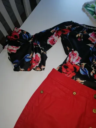 Falda roja y blusón floral