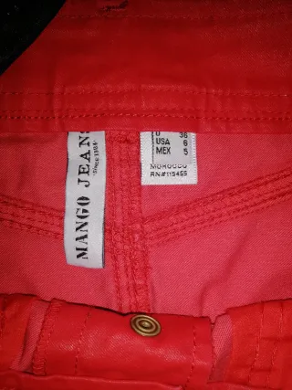 Falda roja y blusón floral