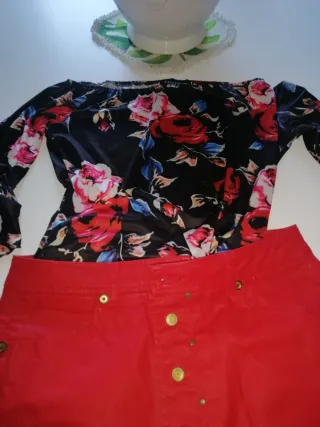 Falda roja y blusón floral
