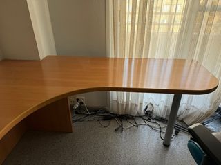 Escritorio de madera con cajonera