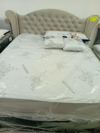 Cama con cabecero capitoné