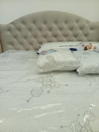 Cama con cabecero capitoné