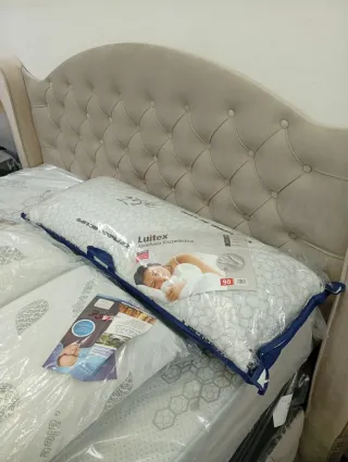 Cama con cabecero capitoné