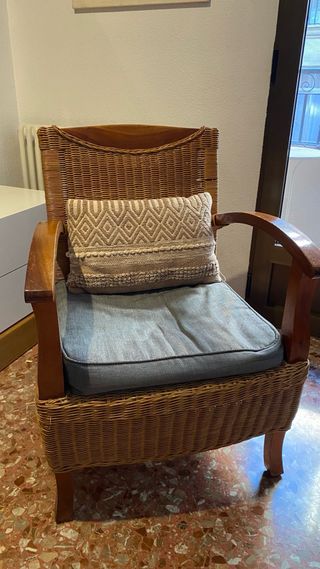 Sillón de mimbre y madera. Son 2 precio por unidad