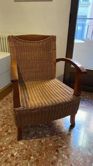 Sillón de mimbre y madera. Son 2 precio por unidad