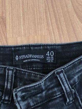 Pantalón campana negro Stradivarius