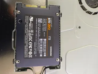 PS4 Slim 1TB + 2 Giochi + 2 Controller