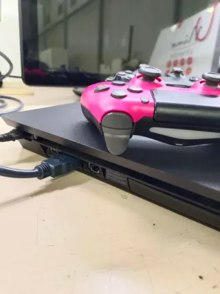 PS4 Slim 1TB + 2 Giochi + 2 Controller