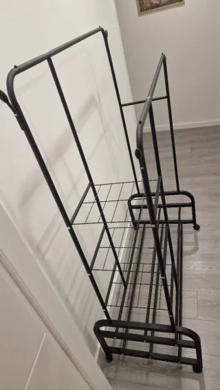 Burro para ropa y calzado con estantes y ruedas