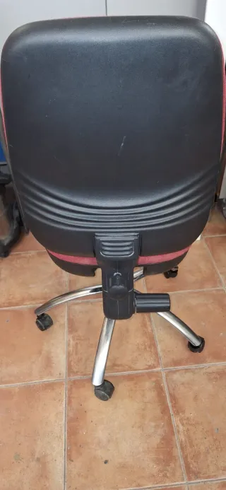 Silla de escritorio roja con base metálica