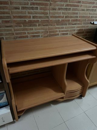 Escritorio de madera con estantes