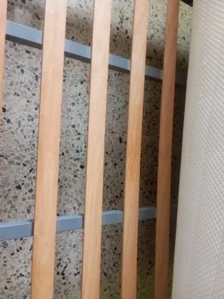 Somier de láminas de madera con patas