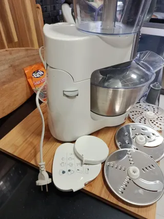 Robot amasador Kenwood con accesorios