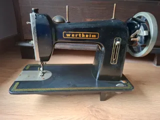 Máquina de coser Wertheim antigua