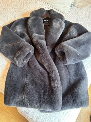 Abrigo de pelo Zara gris talla única