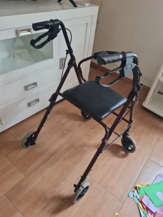 Andador con asiento y ruedas