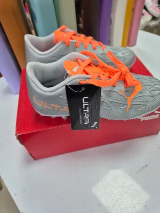 Botas de fútbol Puma niño plateadas