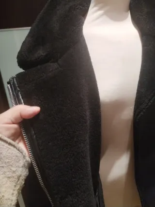 Cazadora negra Stradivarius efecto piel