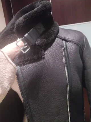 Cazadora negra Stradivarius efecto piel