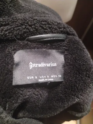 Cazadora negra Stradivarius efecto piel