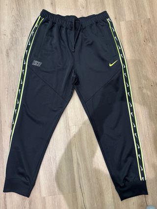 Pantalón Nike Negro con Logo Lateral.