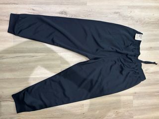 Pantalón Nike Negro con Logo Lateral.