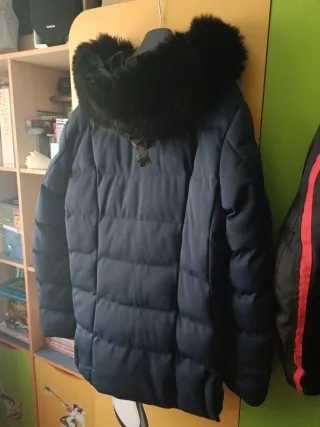 Abrigo azul invierno con capucha y piel