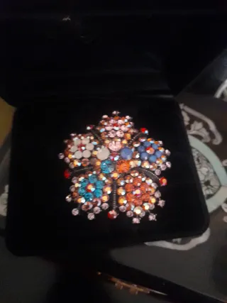 Broche o colgante dorado y con piedras.