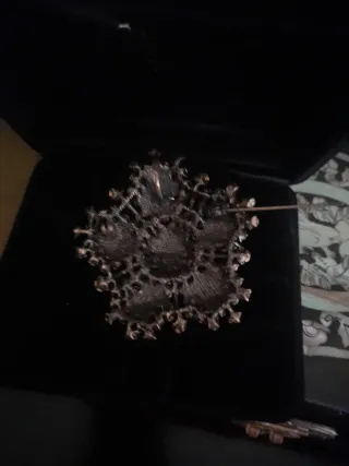 Broche o colgante dorado y con piedras.