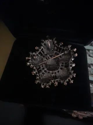 Broche o colgante dorado y con piedras.