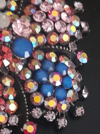 Broche o colgante dorado y con piedras.