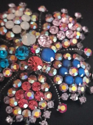 Broche o colgante dorado y con piedras.