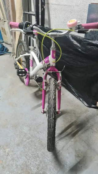 Bicicleta infantil rosa y blanca
